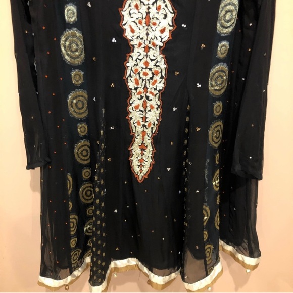 3 pc black gold & orange gharara
shoulder to hem: 37.5”
Pit to pit 22”
Pant 42” - Picture 3 of 7